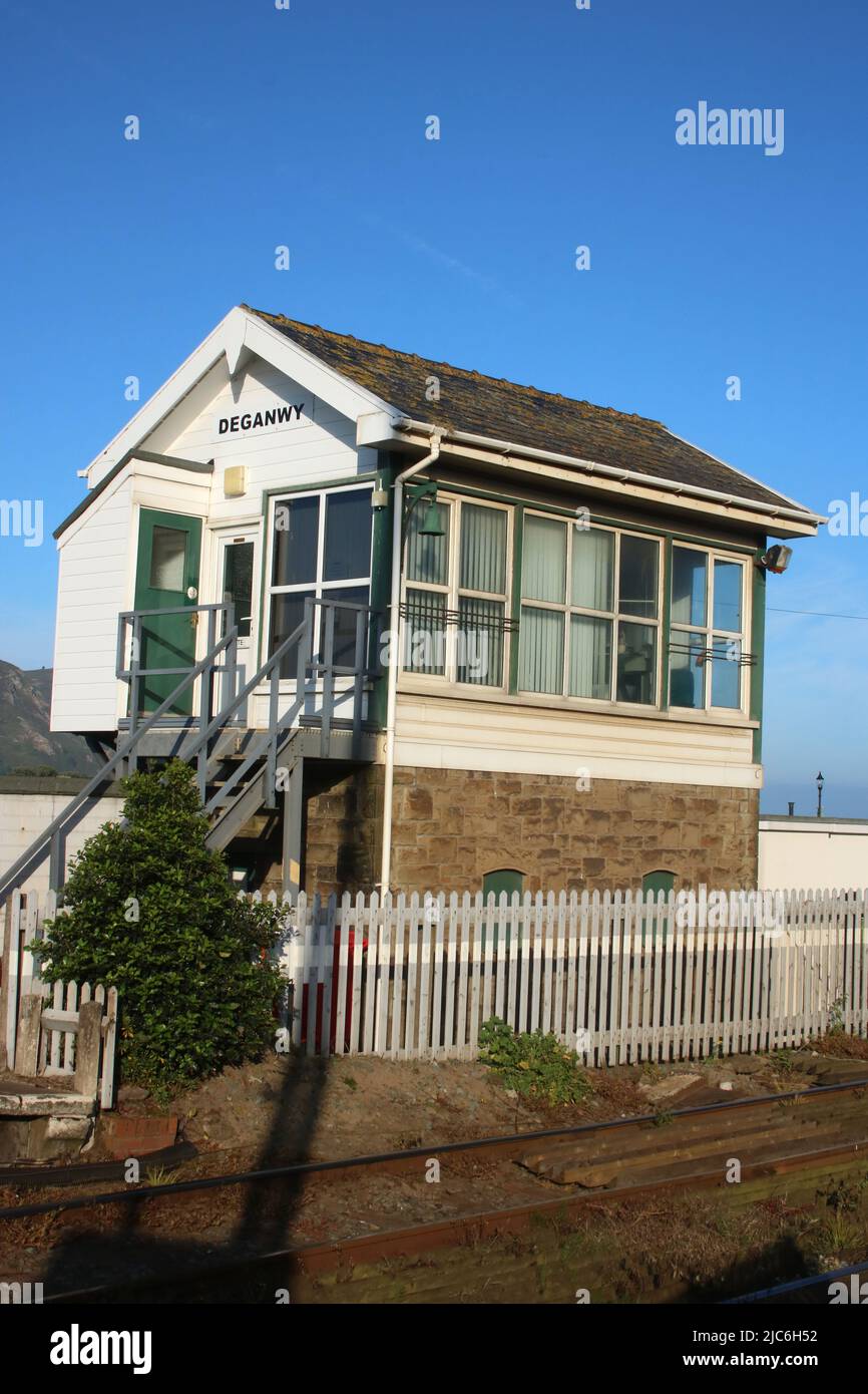 Boîte de signalisation Deganwy à l'extrémité nord-ouest de la gare de Deganwy à Deganwy, Conwy County Borough, pays de Galles prise en juin 2022. Banque D'Images