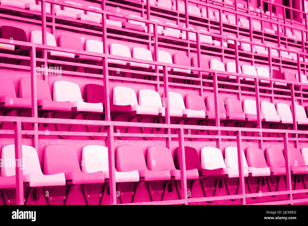 Vider les sièges ou les chaises en plastique rose au stade Banque D'Images