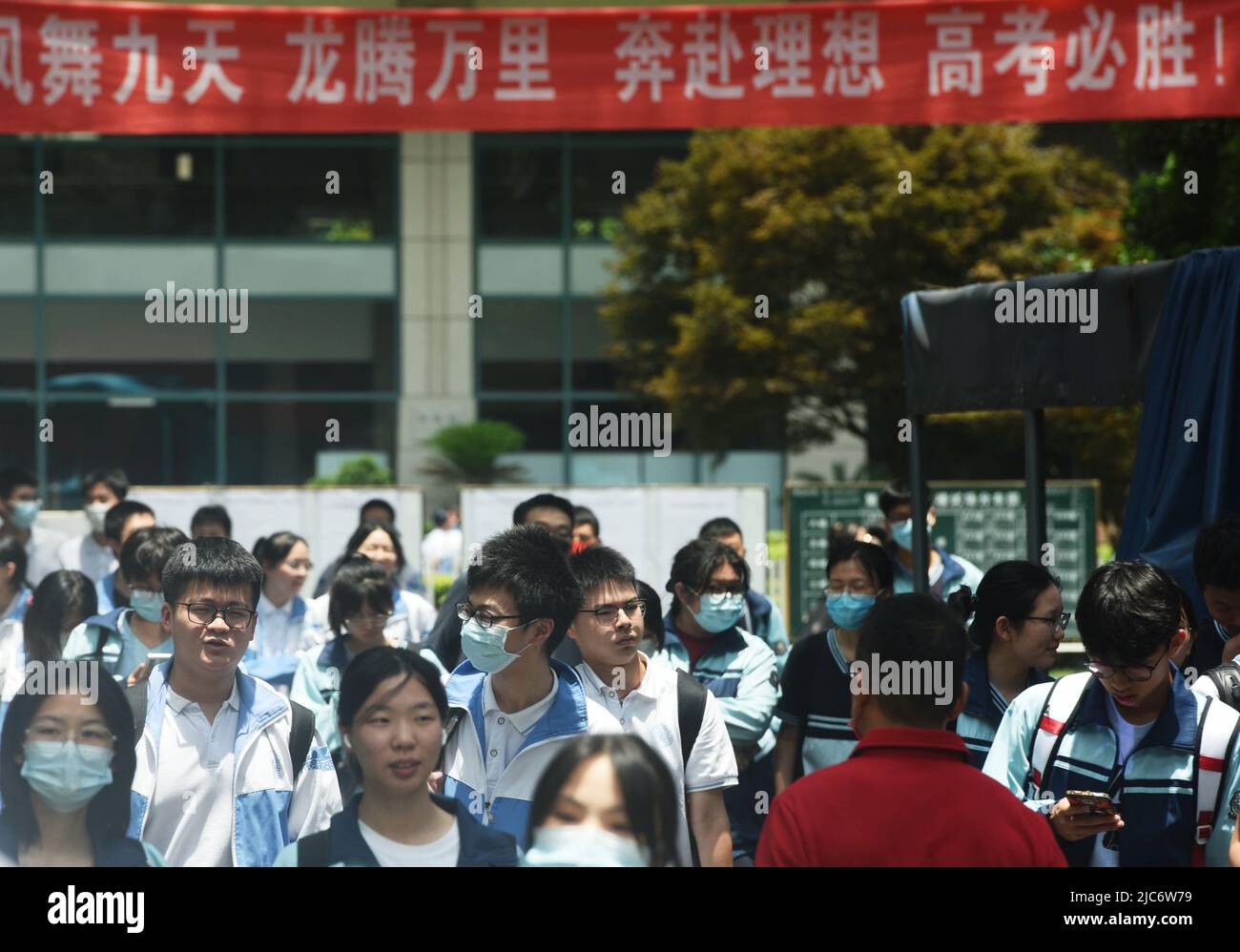 HANGZHOU, CHINE - LE 7 JUIN 2022 - les étudiants sortent de l'école intermédiaire no 14 de hangzhou après avoir terminé le premier test chinois de l'examen d'entrée de l'université nationale 2022 à Hangzhou, dans la province de Zhejiang, en Chine orientale, au 7 juin 2022. (Photo de CFOTO/Sipa USA) Banque D'Images