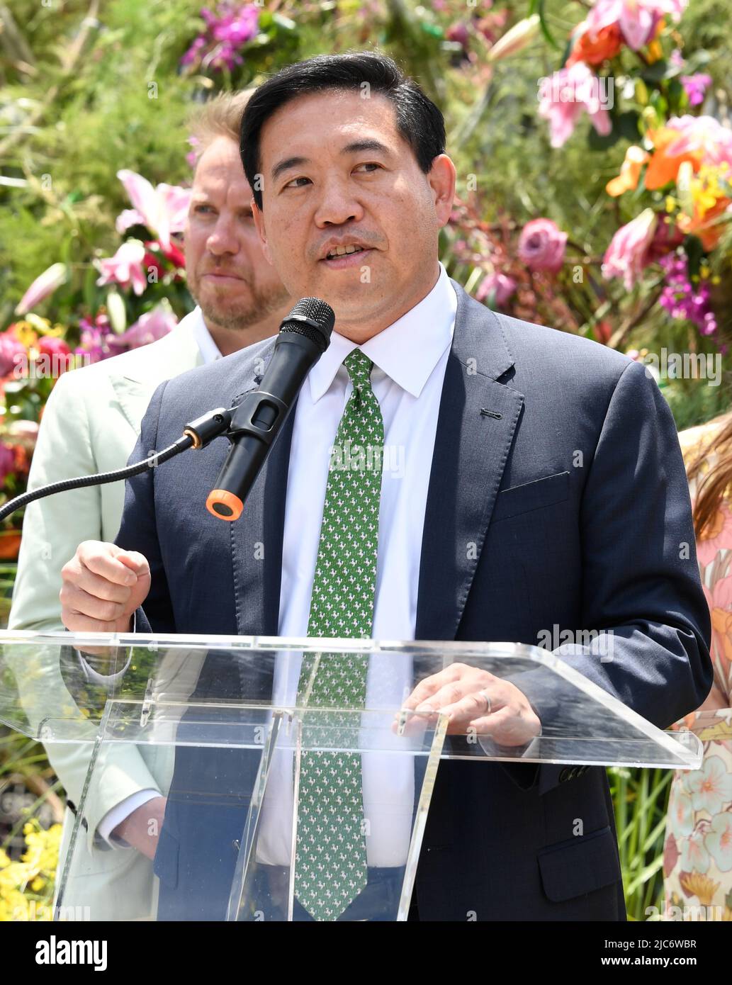 New York, États-Unis, 10 juin 2022 photo Kevin Kim, commissaire NYC Department Small Business Services The LEAF Festival of Flowers Press Conference, pour lancer le deuxième festival annuel de fleurs de 3 jours tenu dans le quartier de Meatpacking de New York, le vendredi 10 juin 2022. Crédit : Jennifer Graylock/Alamy Live News Banque D'Images