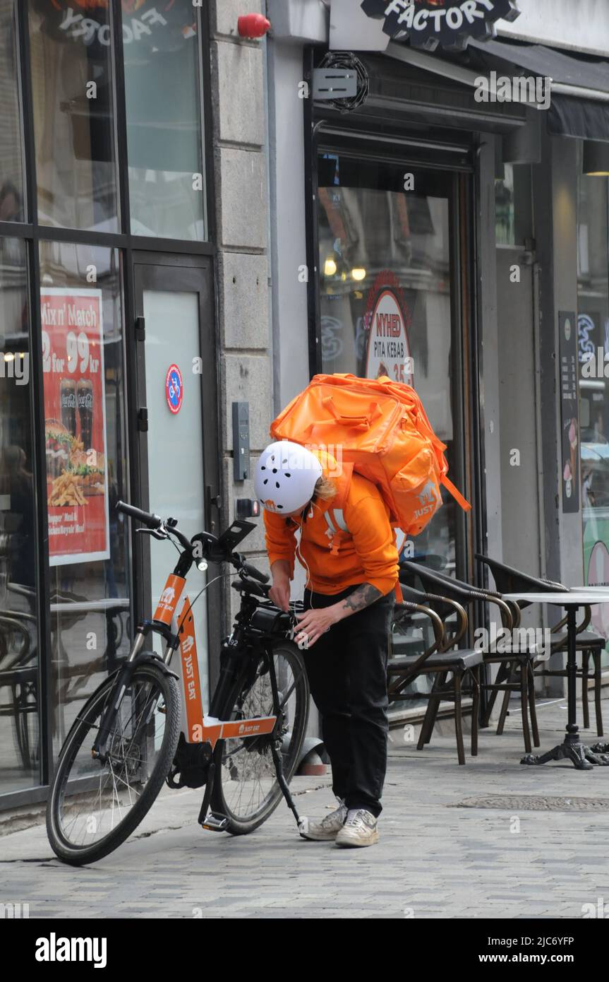 Copenhague /Danemark/10 juin 2022/les motards de livraison alimentaire partenaires de Just Eat et de wolt à Copenhague, capitale danoise (photo..Francis Joseph Dean/Deanimages). Banque D'Images