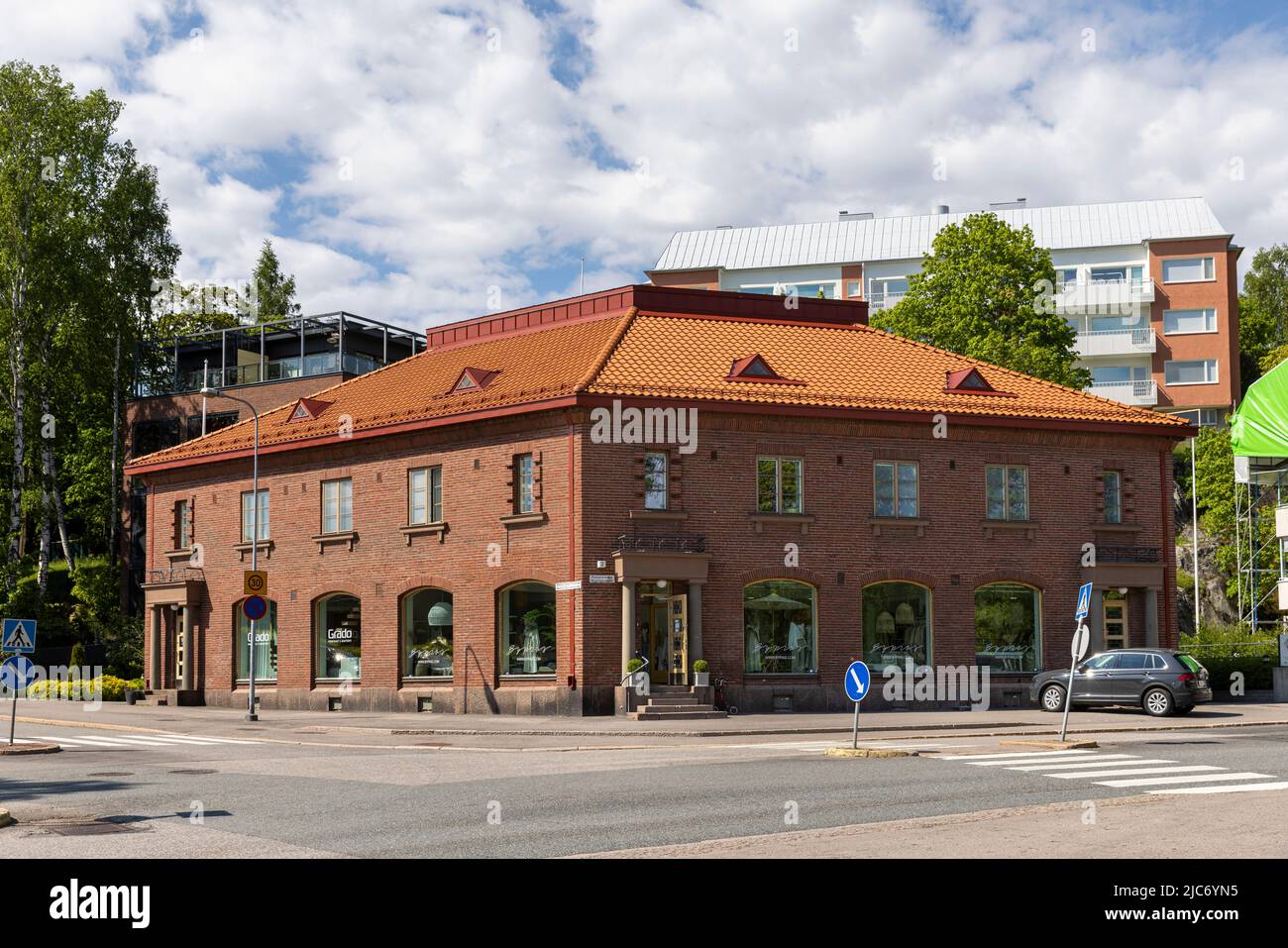 Quartier résidentiel de Huopalahti à Helsinki par une belle journée d'été Banque D'Images