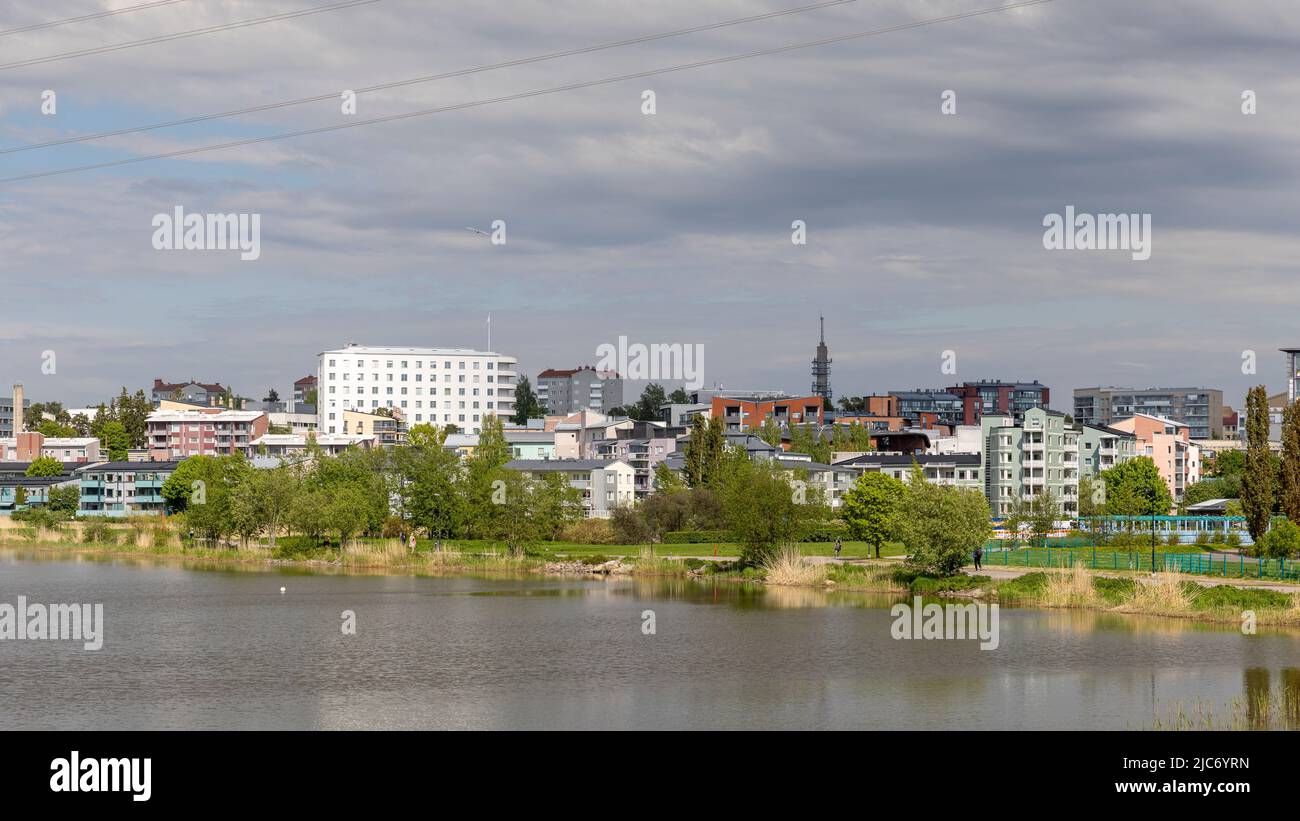 Quartier résidentiel de Huopalahti à Helsinki par une belle journée d'été Banque D'Images