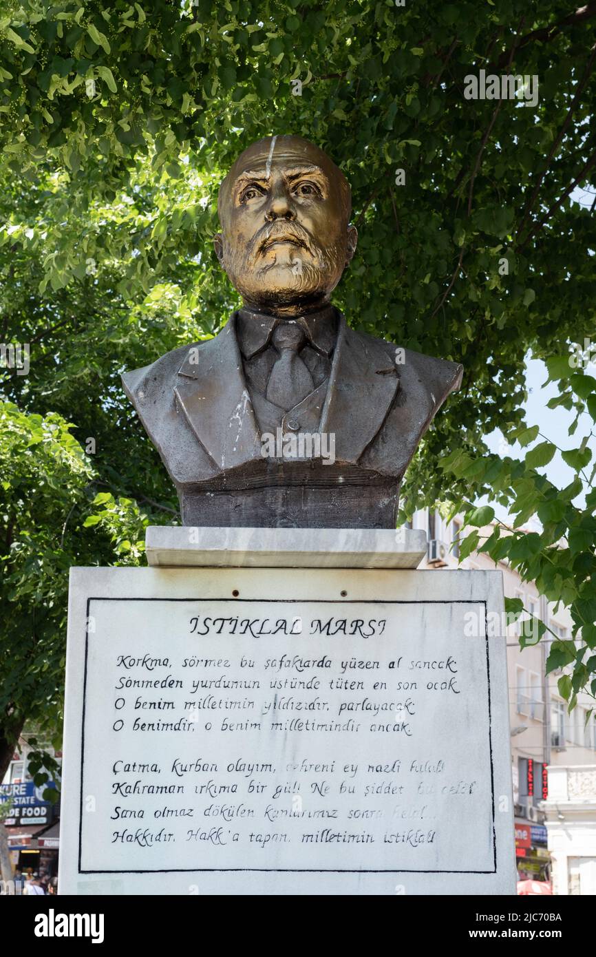 Mehmet Akif Ersoy écrivain de l'hymne national turc Istiklal Marsi - sculpture de buste en bronze dans le district de Fatih à Istanbul, Turquie Banque D'Images