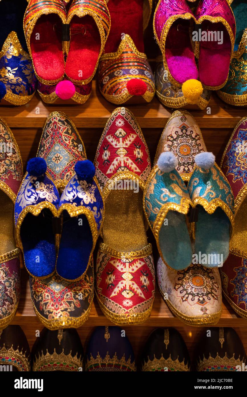 Pantoufles traditionnelles turques à vendre sur le stand dans le Grand Bazar, Istanbul, Turquie Banque D'Images