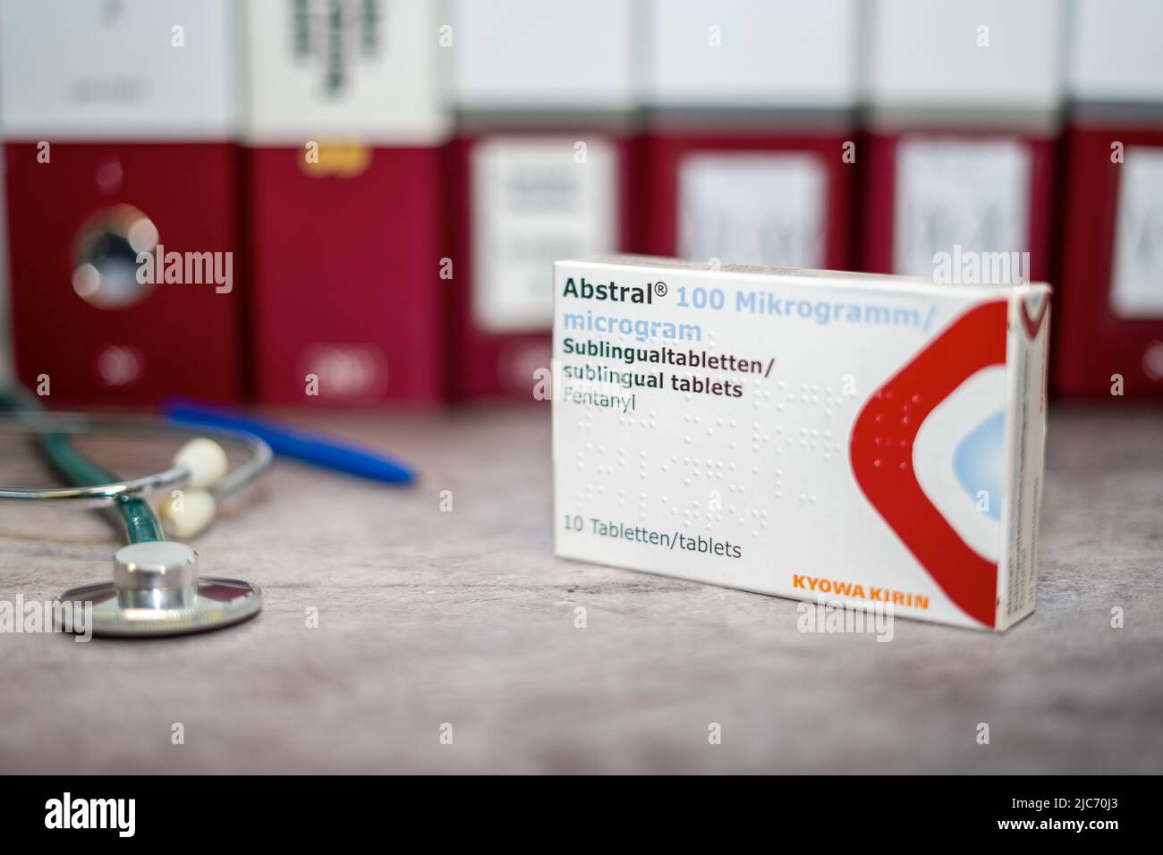Boîte de médicaments Abstral contenant du fentanyl pour le traitement de la douleur chez les adultes atteints de cancer sur une table et dans le contexte différents livres médicaux. Banque D'Images