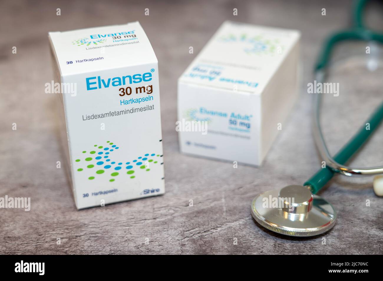 Boîte de médicament d'Elvanse contenant Lisdexamétamine pour le traitement du trouble d'hyperactivité avec déficit de l'attention, sur une table et dans la différence de fond Banque D'Images