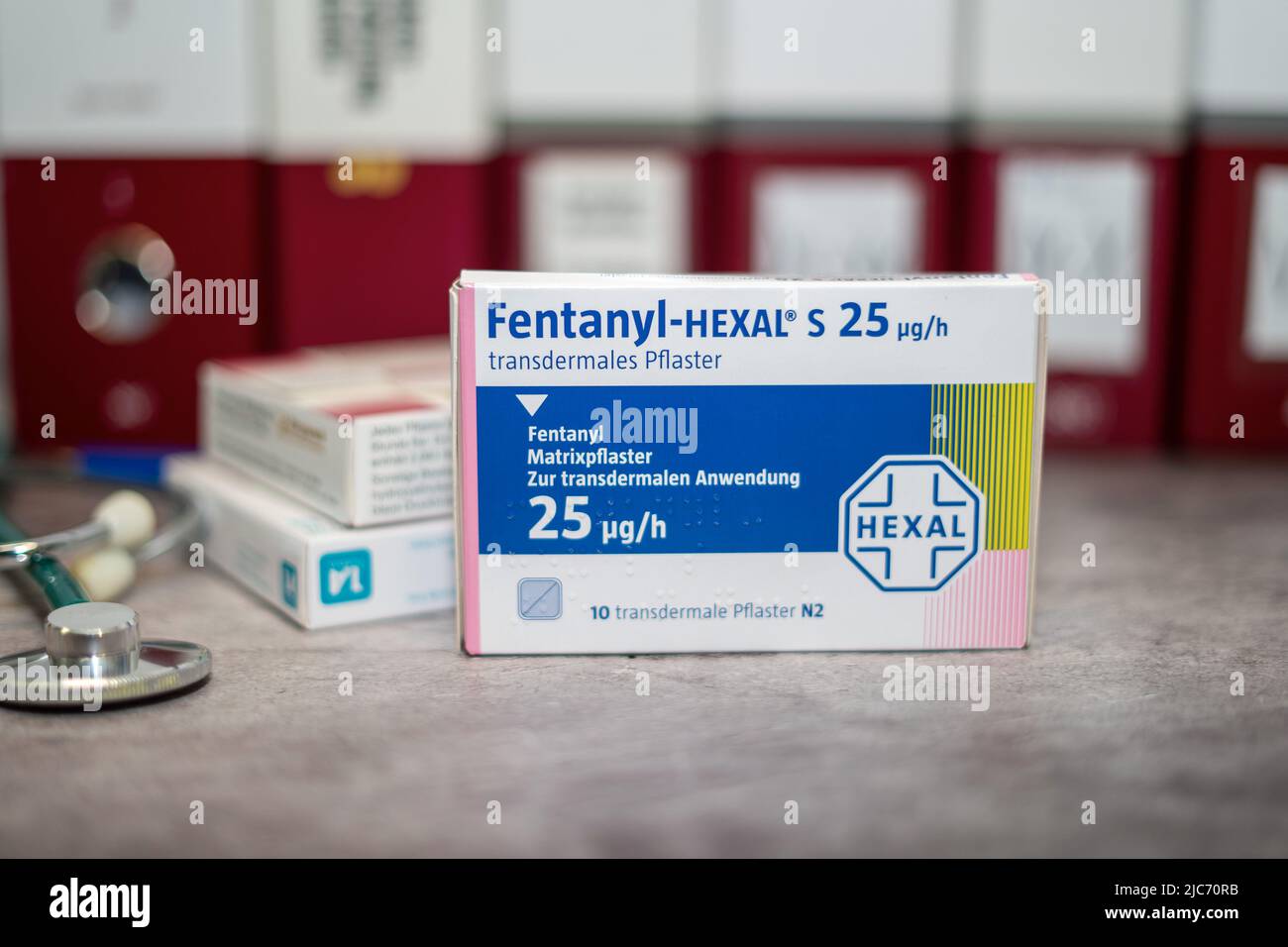 Boîte de drogue de fentanyl contenant fentanil pour le traitement de la douleur sévère, cancer à un stade avancé sur une table et dans le contexte différents livres médicaux Banque D'Images