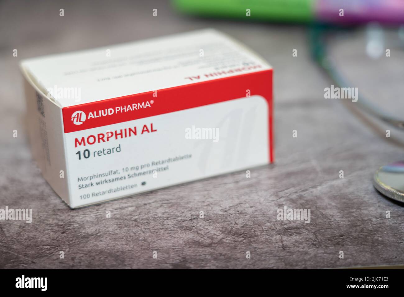 Boîte de drogue de morphine, médicament de douleur de l'opiacé.sur une  table et dans le contexte différents livres médicaux Photo Stock - Alamy