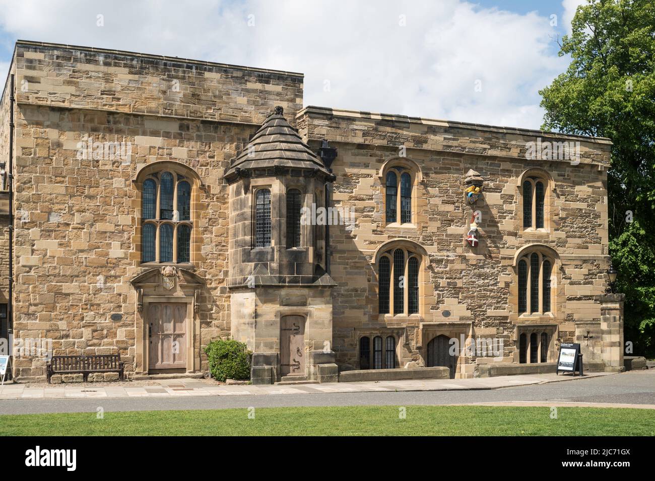 Durham University Palace Green library, la section à droite est le bâtiment de l'Échiquier du 15th siècle, autrefois un tribunal d'avocats. Durham City, Angleterre, Royaume-Uni Banque D'Images