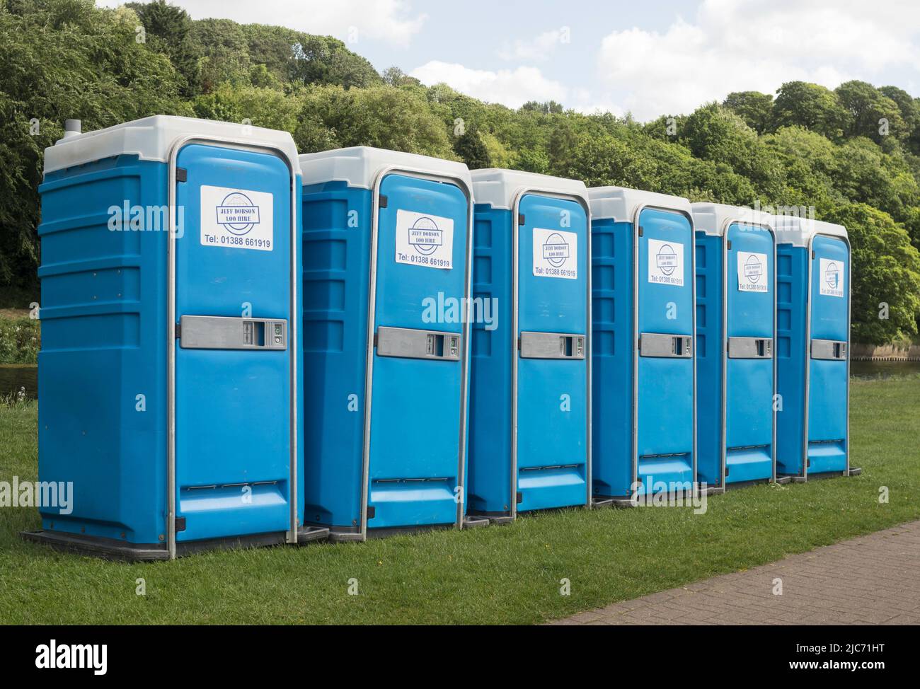 Une rangée de toilettes portables ou de loos lors d'un événement de spectateur, Angleterre, Royaume-Uni Banque D'Images