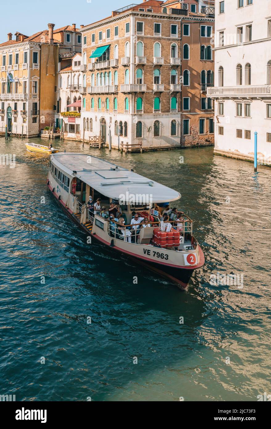 Venise, Italie - 21 mai 2022: Vaporetto bateau-bus naviguant à travers le Grand Canal à Venise, capitale de la Vénétie et une destination de voyage célèbre. Banque D'Images