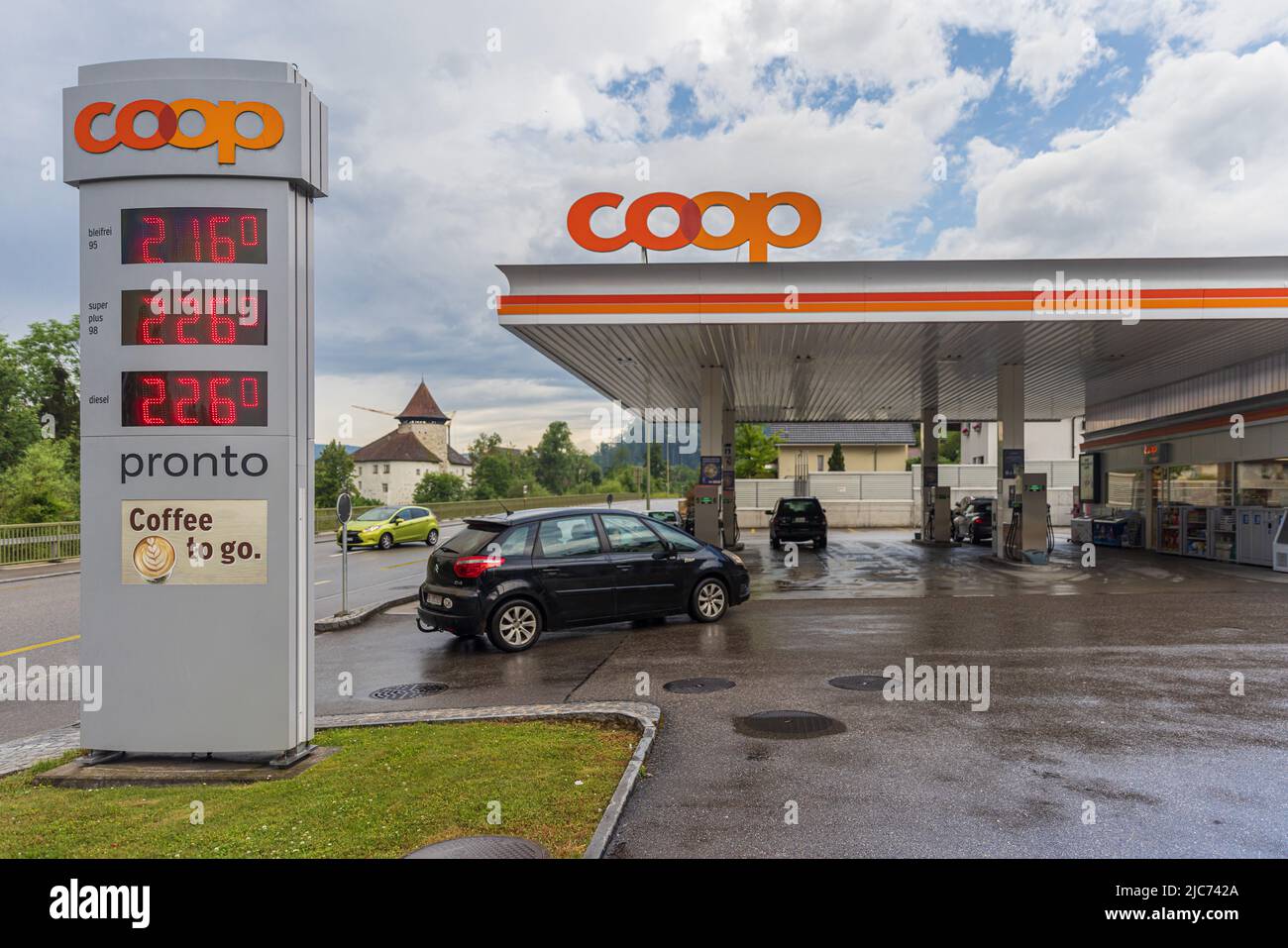 Écran du prix du carburant dans une station-service à coopérative en Suisse  Photo Stock - Alamy