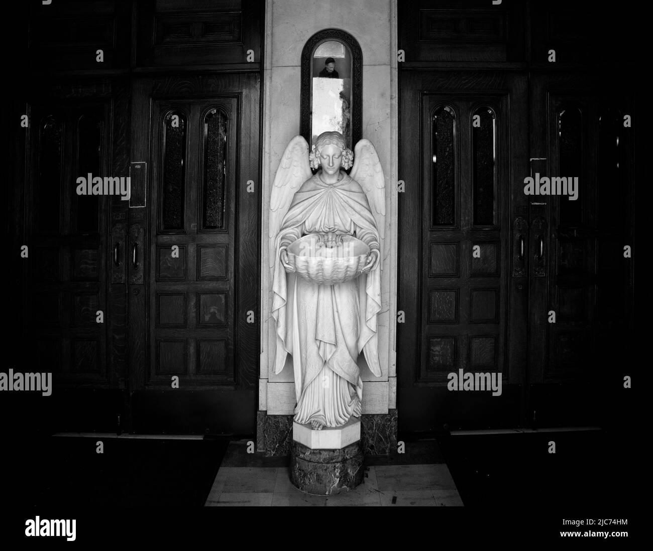 Une police de l'eau Sainte sous la forme d'un ange dans l'église Saints Pierre et Paul dans le quartier de North Beach à San Francisco, Californie. Banque D'Images Une police de l'eau Sainte sous la forme d'un ange dans l'église Saints Pierre et Paul dans le quartier de North Beach à San Francisco, Californie. Banque D'Images