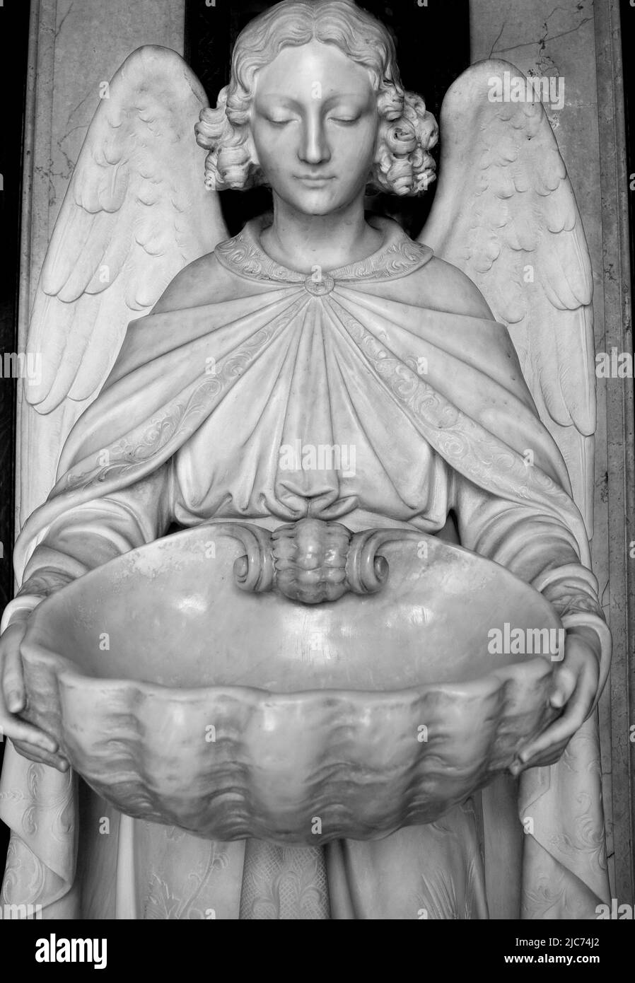 Une police de l'eau Sainte sous la forme d'un ange dans l'église Saints Pierre et Paul dans le quartier de North Beach à San Francisco, Californie. Banque D'Images Une police de l'eau Sainte sous la forme d'un ange dans l'église Saints Pierre et Paul dans le quartier de North Beach à San Francisco, Californie. Banque D'Images