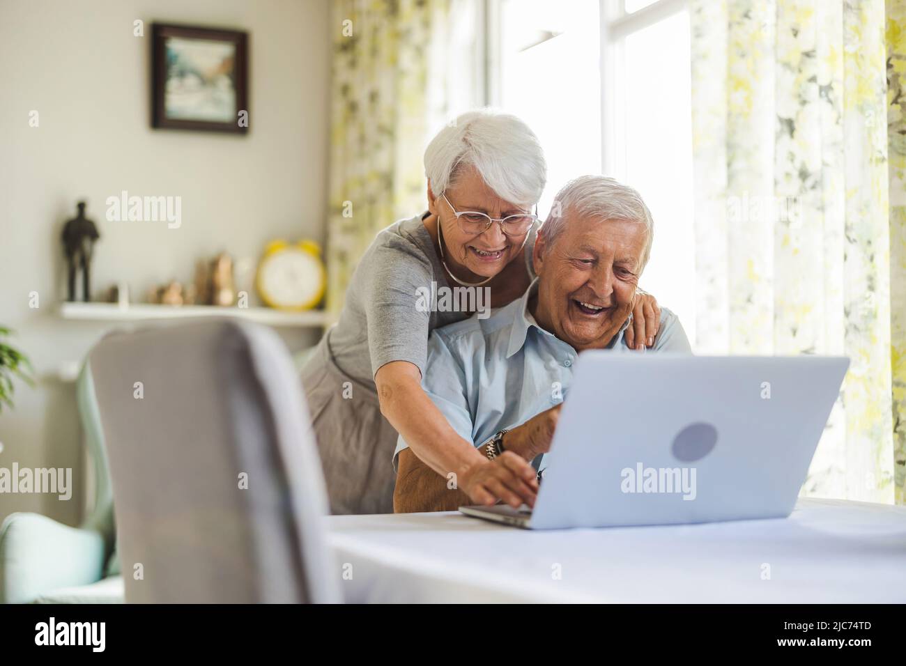 Happy senior couple at home Banque D'Images