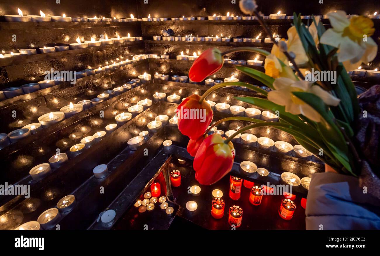 Bucarest, Roumanie - 14 avril 2019 : les croyants catholiques romains assistent à la célébration du dimanche des palmiers à la cathédrale Saint-Joseph, à Bucarest. Banque D'Images