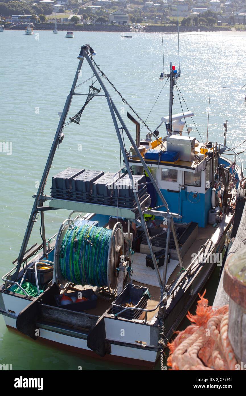 La vie en Nouvelle-Zélande. Petit bateau de pêche commercial au quai d'Oamaru. Banque D'Images