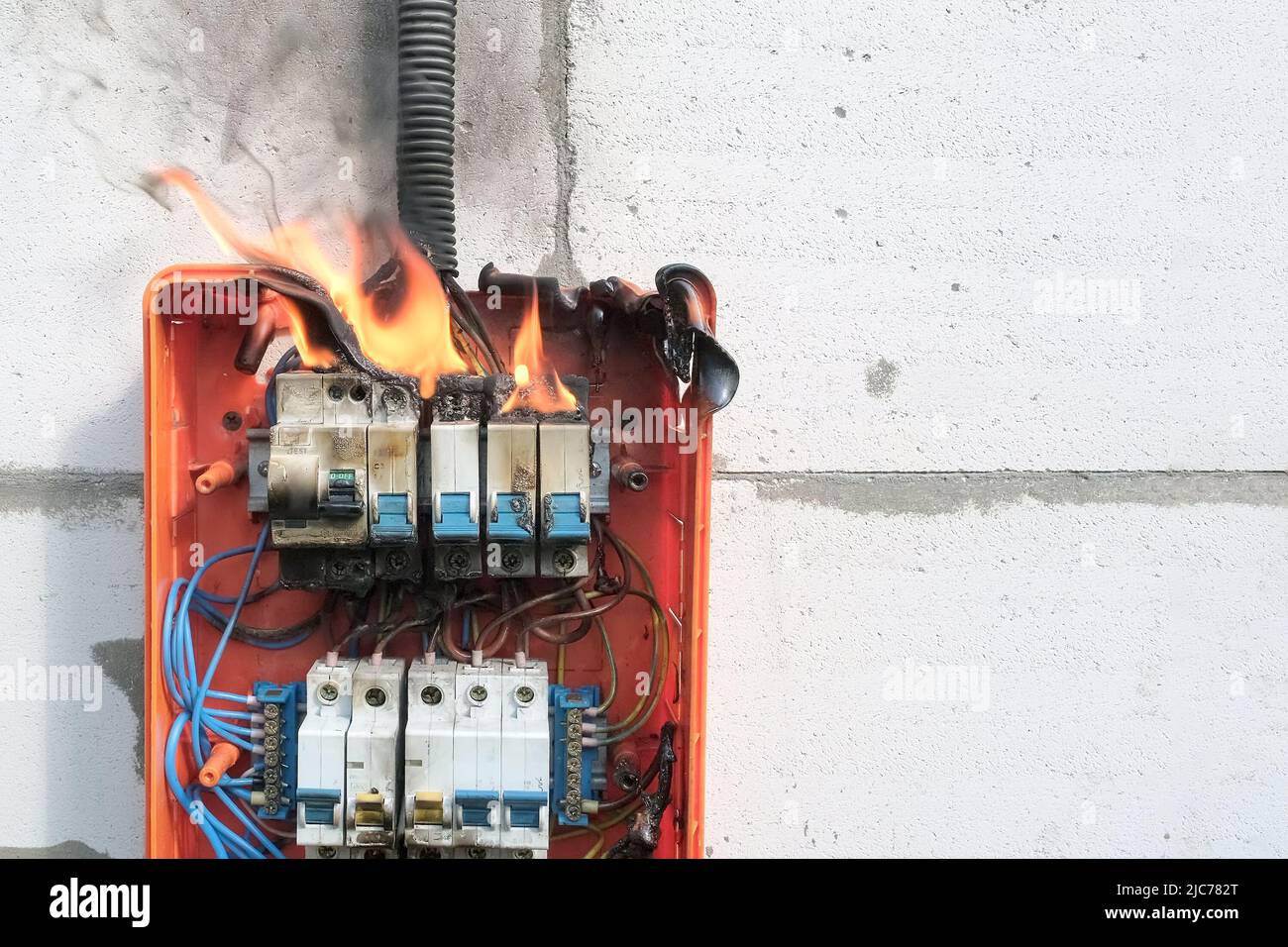 Tableau de commutation en feu en cas de surcharge ou de court-circuit sur le mur Banque D'Images