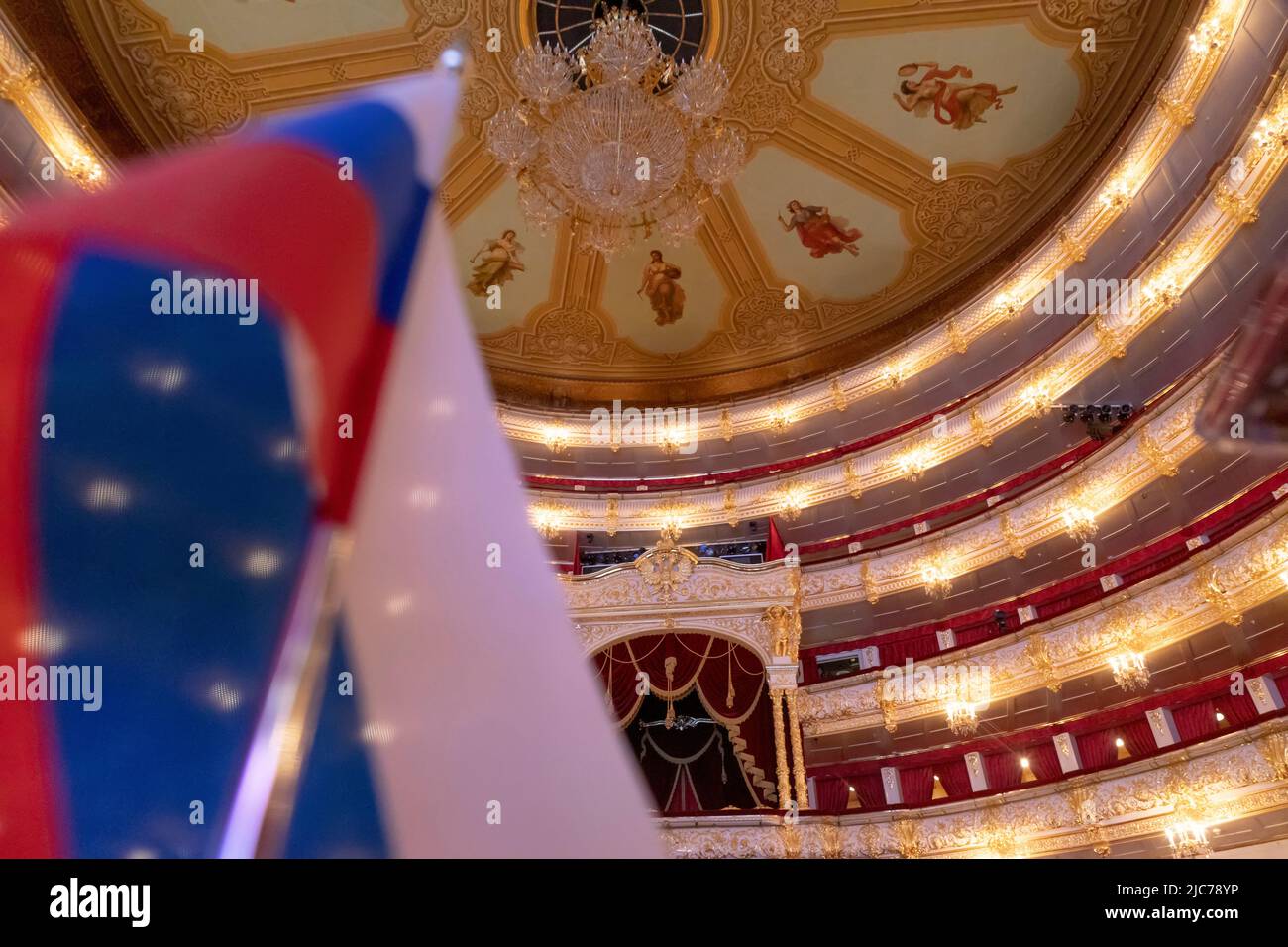 Vu de la scène à l'auditorium de l'intérieur du Théâtre Bolchoï est historique théâtre de ballet et d'opéra à Moscou, Russie Banque D'Images