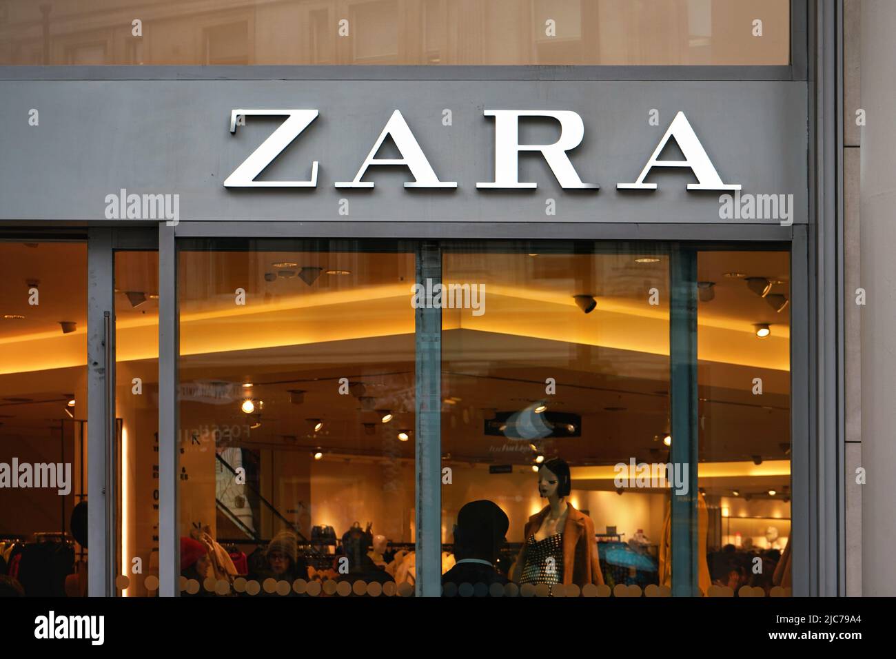 Zara clothing label Banque de photographies et d'images à haute résolution  - Alamy