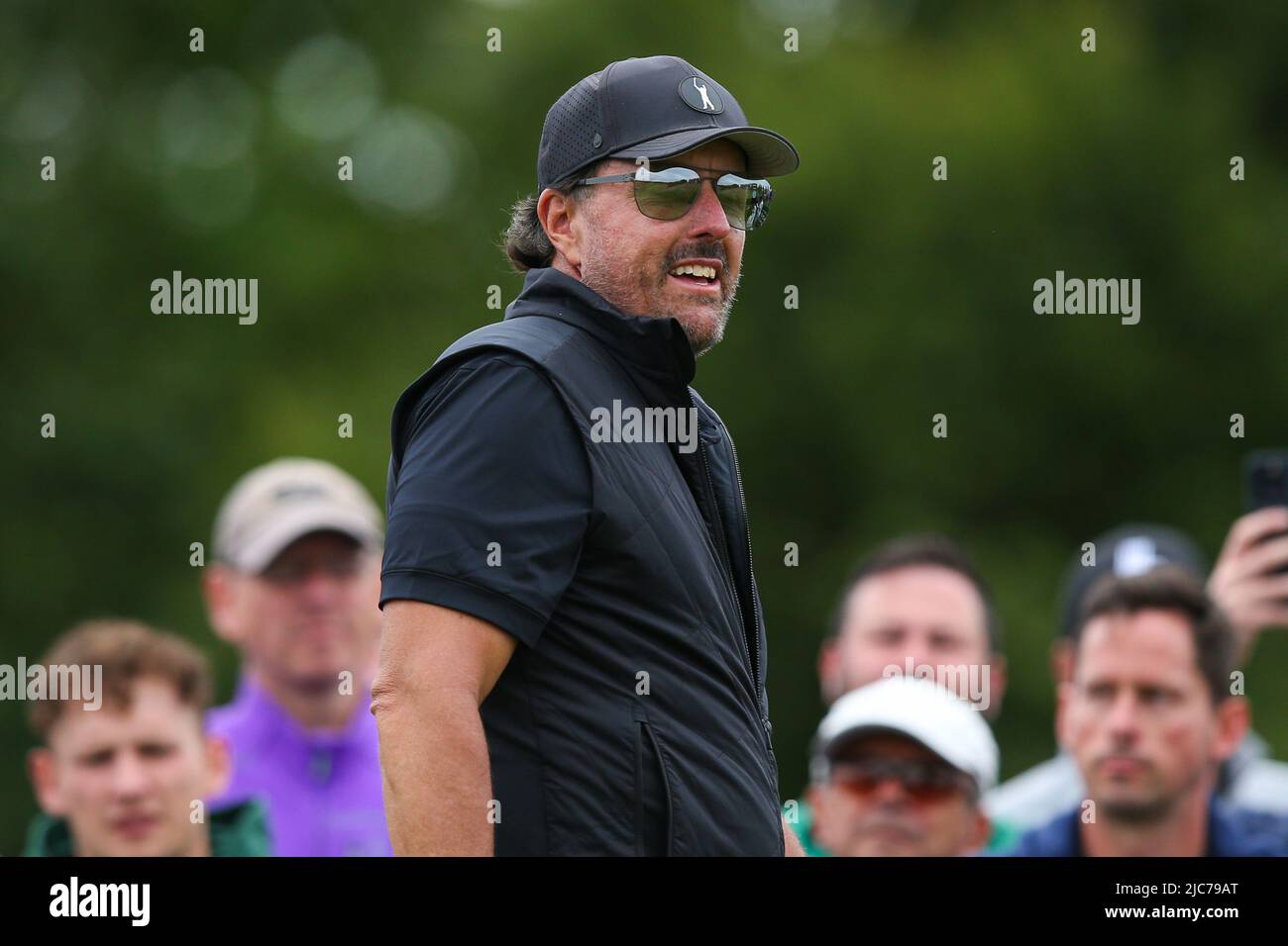 ST ALBANS, ANGLETERRE - JUIN 09 : Phil Mickelson, des États-Unis, s'intéresse à la première journée du LIV Golf Invitational au Centurion Club on 9 juin 2022, à St Albans, en Angleterre. (Support MB) Banque D'Images