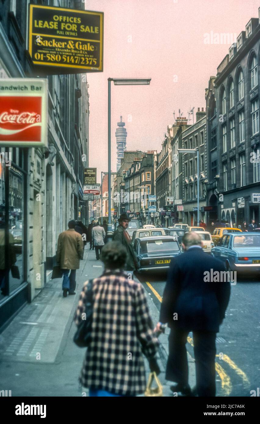 1976 image d'archive de la rue Wardour à Soho, Londres, avec la tour de poste au loin. Banque D'Images