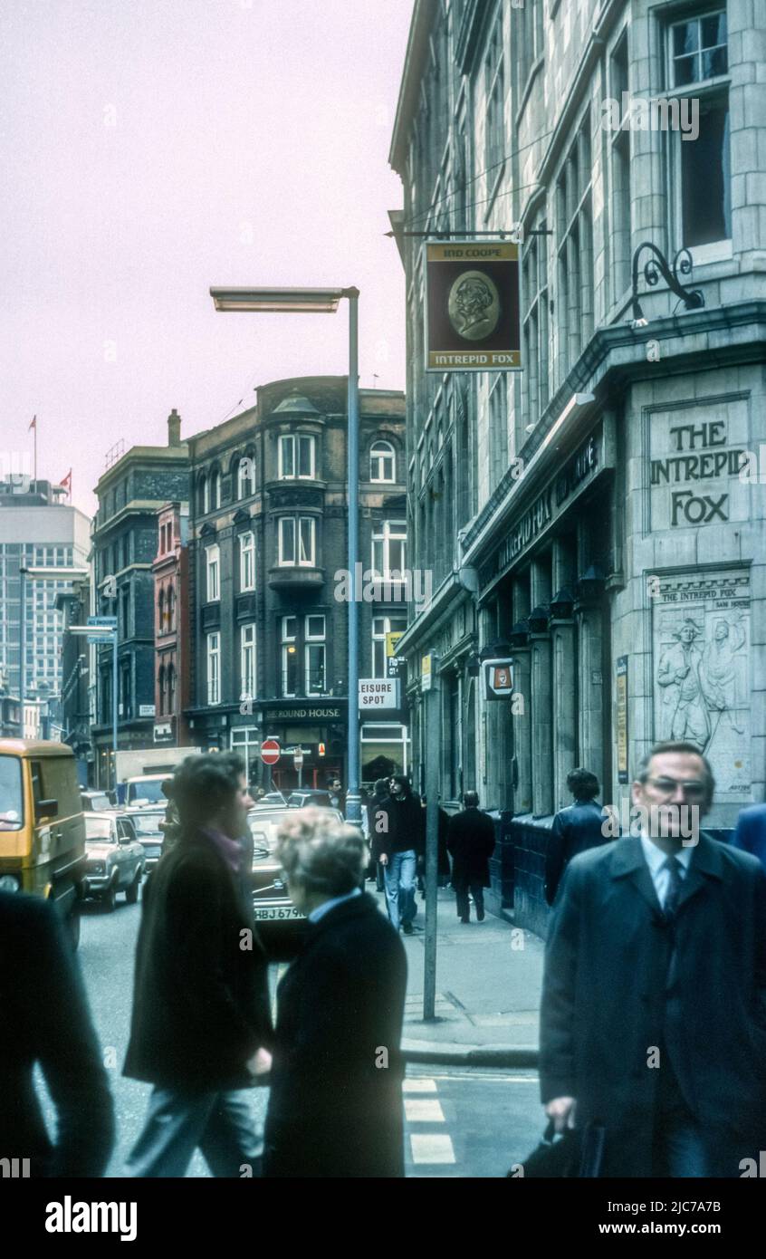 1976 image d'archive en descendant la rue Wardour à Soho, Londres, y compris la maison publique Intrepid Fox. Banque D'Images