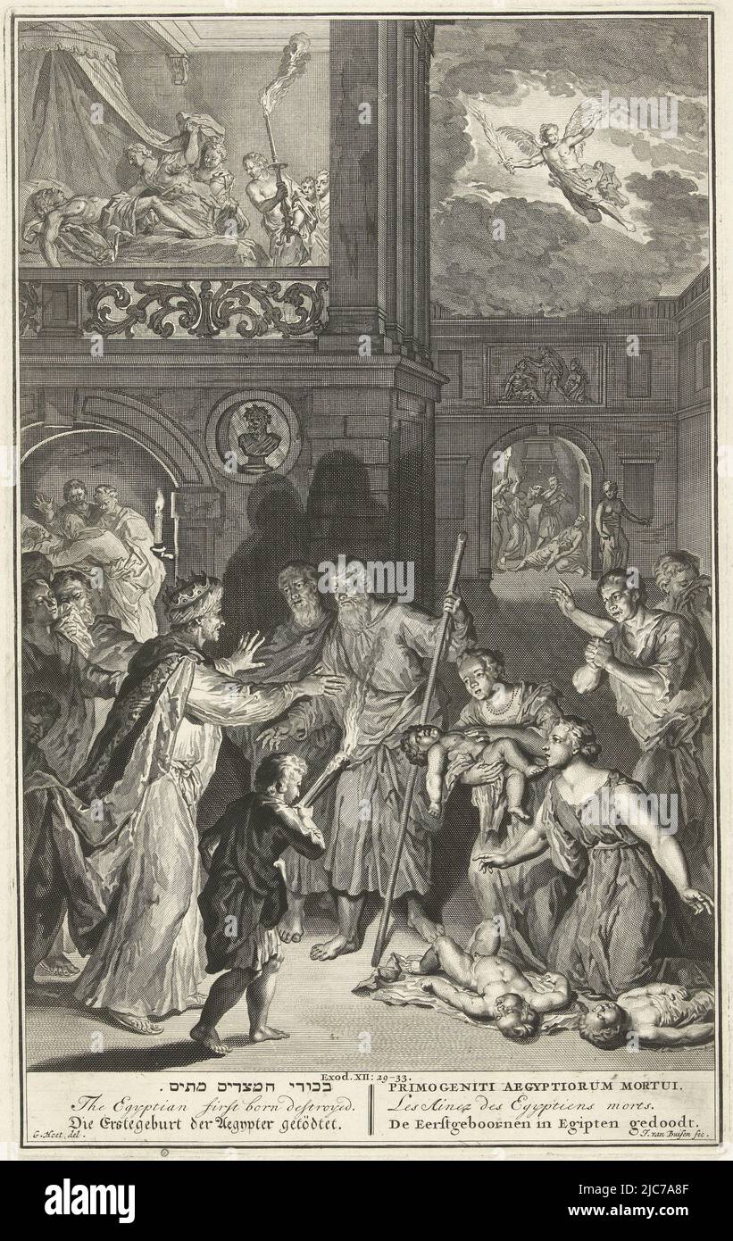 Dieu punit les Égyptiens en tuant tous leurs enfants premiers-nés. Dans chaque maison il y a un enfant mort à pleurer. Le fils de Pharaon est également tué. Au-dessus de la droite, l'ange de Dieu qui a amené la mort sur l'Égypte. Illustration pour l'ancien Testament, Exod. 12:29-33. Sous l'illustration, un titre en hébreu, anglais, allemand, latin, français et néerlandais, Décès du premier-né en Égypte le premier-né à Egipto a tué, imprimeuse: J. van Buysen, (mentionné sur l'objet), dessinateur intermédiaire: Gerard Hoet (I), (mentionné sur l'objet), Amsterdam, (peut-être), c. 1711 - c. 1720, papier, gravure, gravure, h 355 mm Banque D'Images