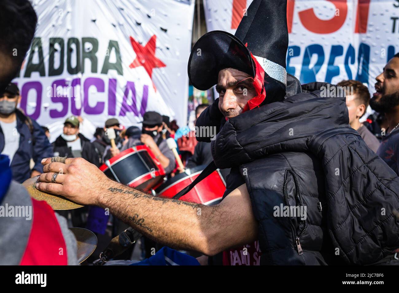 Buenos Aires, Argentine. 09th juin 2022. Un homme joue son tambour tandis que d'autres l'accompagnent en chantant des chansons contre le gouvernement du président Alberto Fernandez. Les organisations politiques qui composent l'unité Piquetera ont mené une nouvelle mobilisation massive au Ministère du développement social, dirigé par Juan Zabaleta, exigeant un travail véritable et une assistance sociale accrue face à la pauvreté croissante. Crédit : SOPA Images Limited/Alamy Live News Banque D'Images