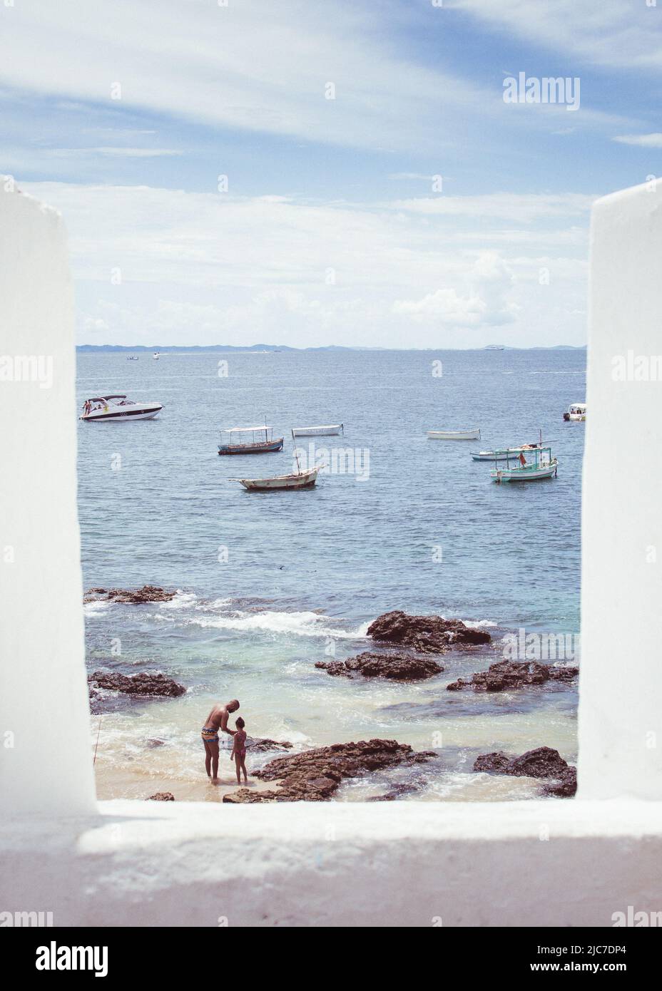 Un père avec sa fille jouant à Barra Beach à Salvador de Bahia, Brésil Banque D'Images