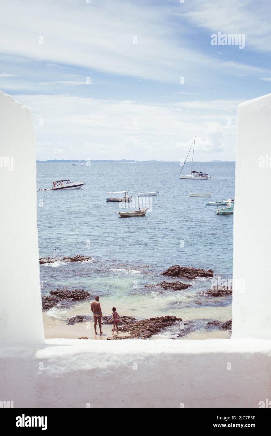Un père avec sa fille jouant à Barra Beach à Salvador de Bahia, Brésil Banque D'Images