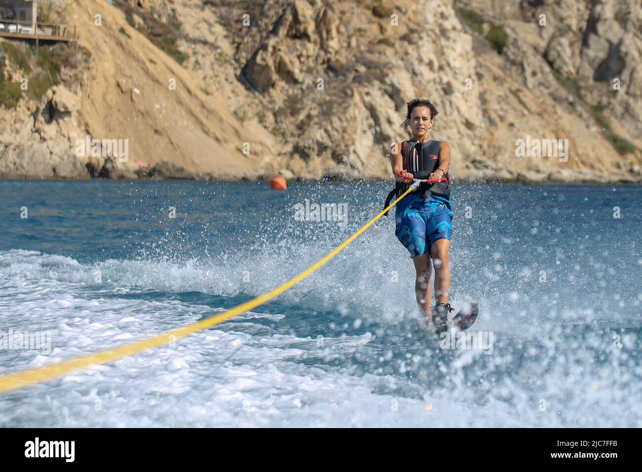 Spectacle de ski nautique Mono Slalom à la plage d'Elia à Mykonos Banque D'Images