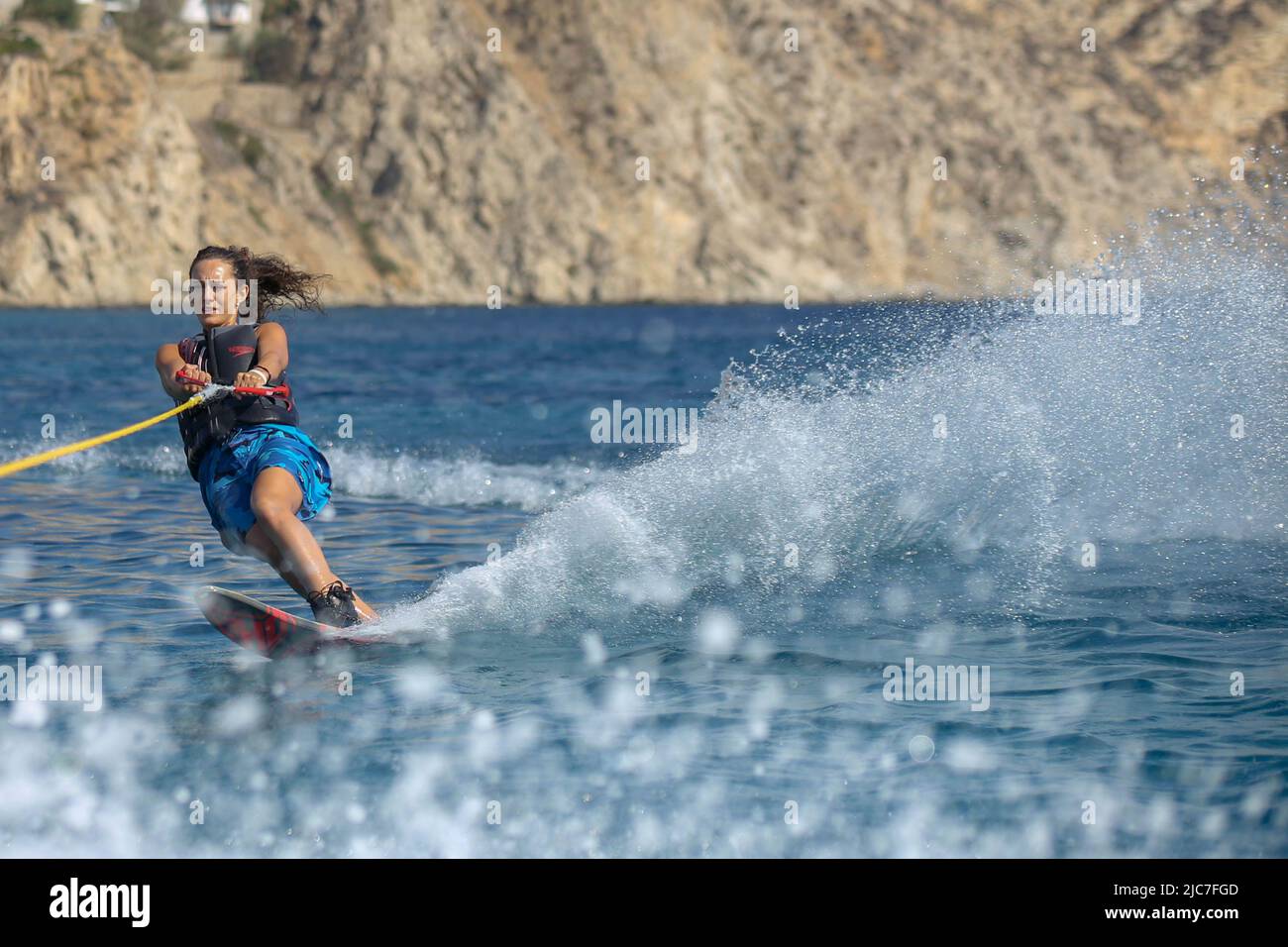 Spectacle de ski nautique Mono Slalom à la plage d'Elia à Mykonos Banque D'Images