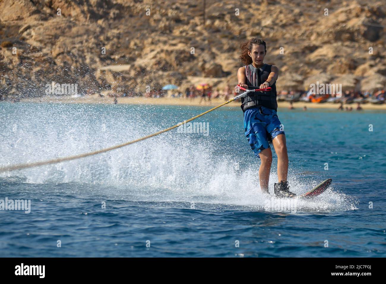 Spectacle de ski nautique Mono Slalom à la plage d'Elia à Mykonos Banque D'Images