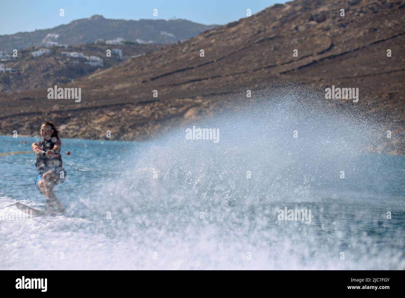 Spectacle de ski nautique Mono Slalom à la plage d'Elia à Mykonos Banque D'Images