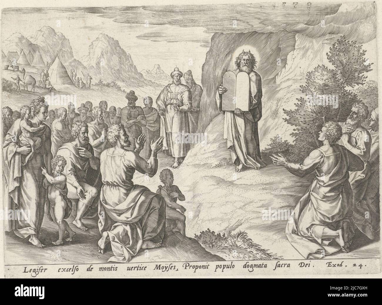 Moïse montre les tablettes de pierre de la Loi au peuple juif. Autour de sa tête des faisceaux de lumière. Le peuple s'agenouille devant Moïse. L'imprimé a une légende latine et est le quatrième imprimé d'une série en six parties sur l'histoire de Moïse et du peuple juif dans le désert après l'Exode. Moïse avec les tablettes de la loi Histoire de Moïse après l'Exode , imprimerie: Johann Sadeler (I), Crispijn van den Broeck, éditeur: Gerard de Jode, Anvers, 1579, papier, gravure, h 190 mm × l 264 mm Banque D'Images