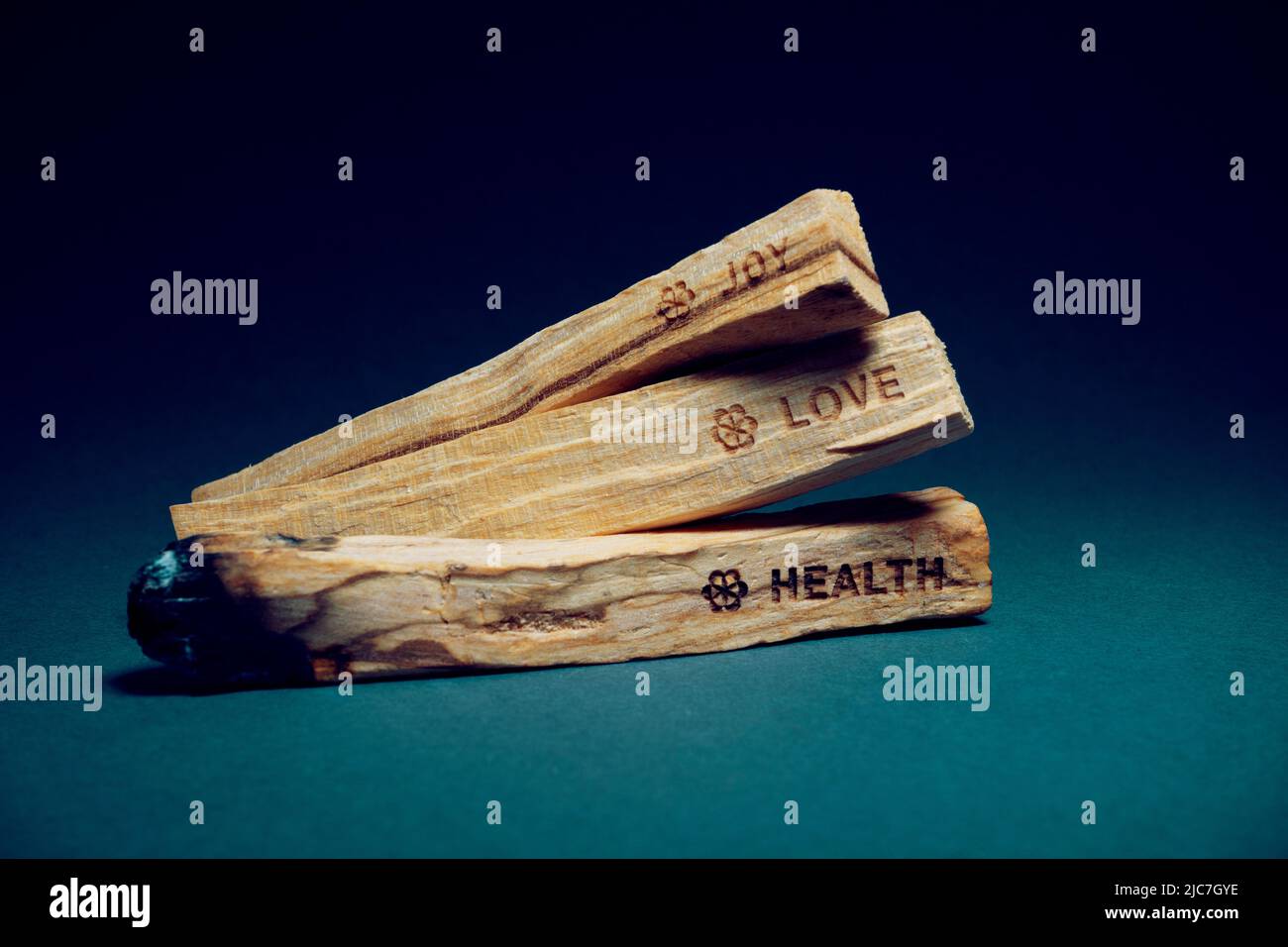 Bâtonnets de palo Santo, utilisés pour l'énergie curative. Cœur écrit, amour et joie sur eux. Banque D'Images