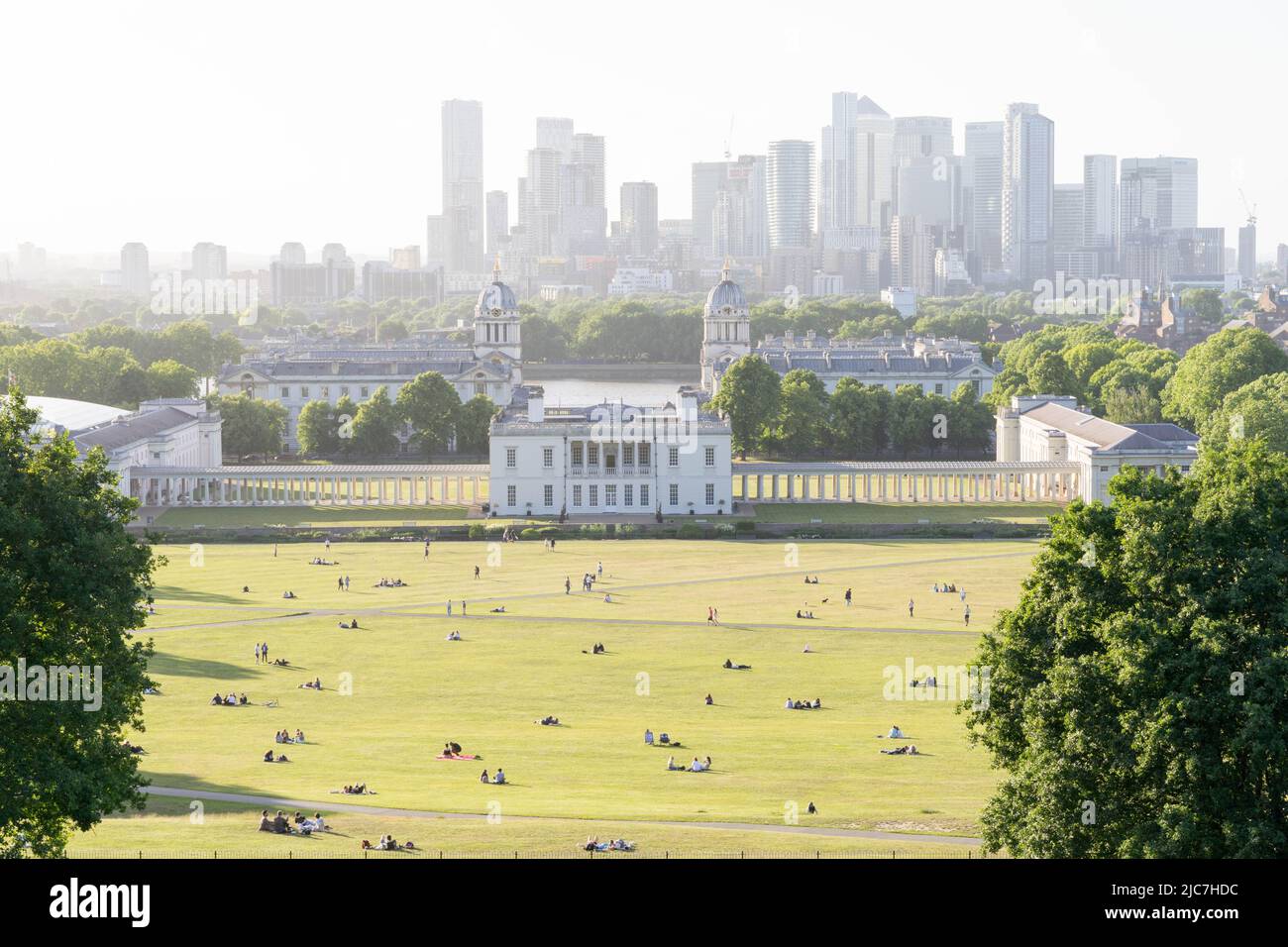 Greenwich, Royaume-Uni. 10th juin 2022. Météo au Royaume-Uni : les gens profitent d'un vendredi après-midi très ensoleillé et chaud dans le sud-est de Londres, en prévision de 24C buteur de quatre jours prévu au Royaume-Uni. Credit: Xiu Bao/Alamy Live News Banque D'Images