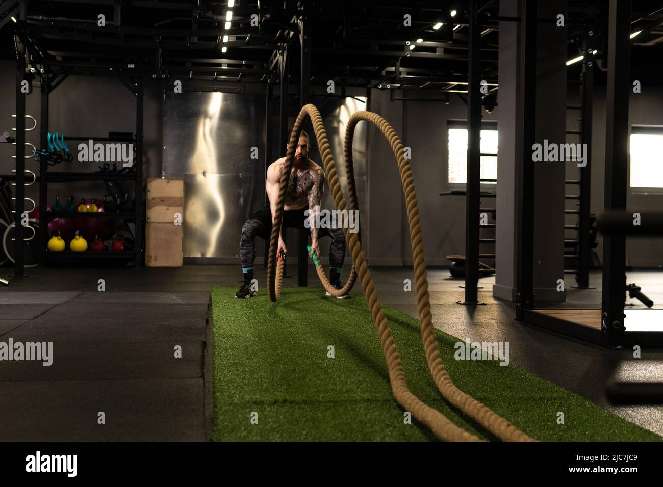 Corde homme fitness gym barbe entraînement combat ajustement sport exercice, concept équipement actif de l'activité physique, énergie caucasienne Banque D'Images