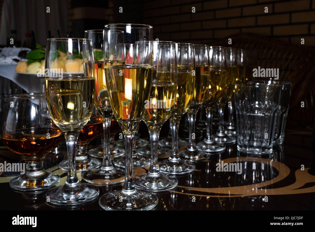 Une variété de vin blanc et rouge en verres. Banque D'Images