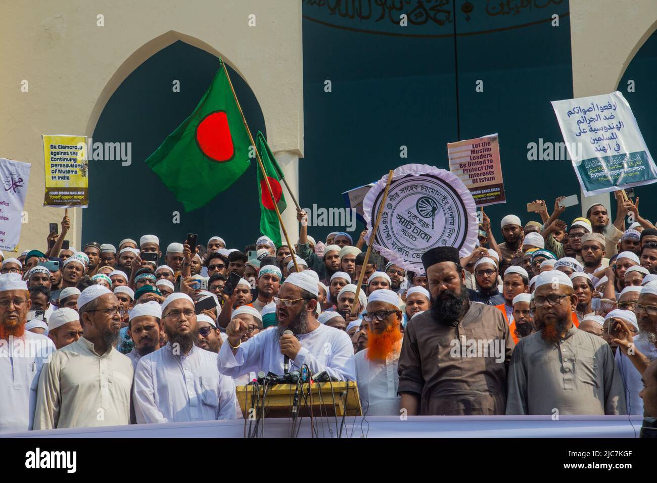 Dhaka, Division de Dhaka, Bangladesh. 10th juin 2022. Les dirigeants d'Islami Andolan Bangladesh ont crié des slogans anti-indiens pour protester contre l'ancienne porte-parole du BJP indien Nupur Sharma à propos de ses commentaires blasphématoires sur le prophète Mohammed à Dhaka sur 10 juin 2022. (Credit image: © Nahid Hasan/Pacific Press via ZUMA Press Wire) Credit: ZUMA Press, Inc./Alamy Live News Banque D'Images