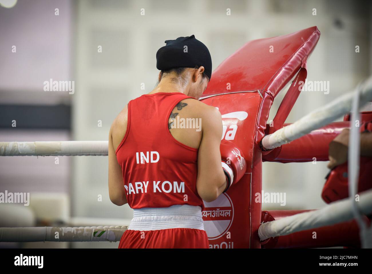 NEW DELHI, INDE - JUIN 10 : le boxeur MC Mary Kom (rouge) s'entraîne avant son combat avec Nitu (bleu) lors des épreuves de qualification Elite Women CWG Trials 2022, au stade IG de 10 juin 2022 à New Delhi, en Inde. Mary Kom, championne du monde de boxe à six reprises, a été exclue des Jeux du Commonwealth de 2022 après qu'elle s'est blessée au premier tour des demi-finales des procès de 48kg. (Photo de Sanchit Khanna/Hindustan Times/Sipa USA) Banque D'Images