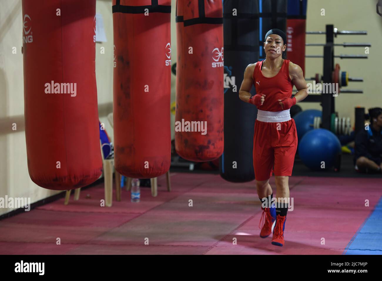 NEW DELHI, INDE - JUIN 10 : le boxeur MC Mary Kom (rouge) s'entraîne avant son combat avec Nitu (bleu) lors des épreuves de qualification Elite Women CWG Trials 2022, au stade IG de 10 juin 2022 à New Delhi, en Inde. Mary Kom, championne du monde de boxe à six reprises, a été exclue des Jeux du Commonwealth de 2022 après qu'elle s'est blessée au premier tour des demi-finales des procès de 48kg. (Photo de Sanchit Khanna/Hindustan Times/Sipa USA) Banque D'Images