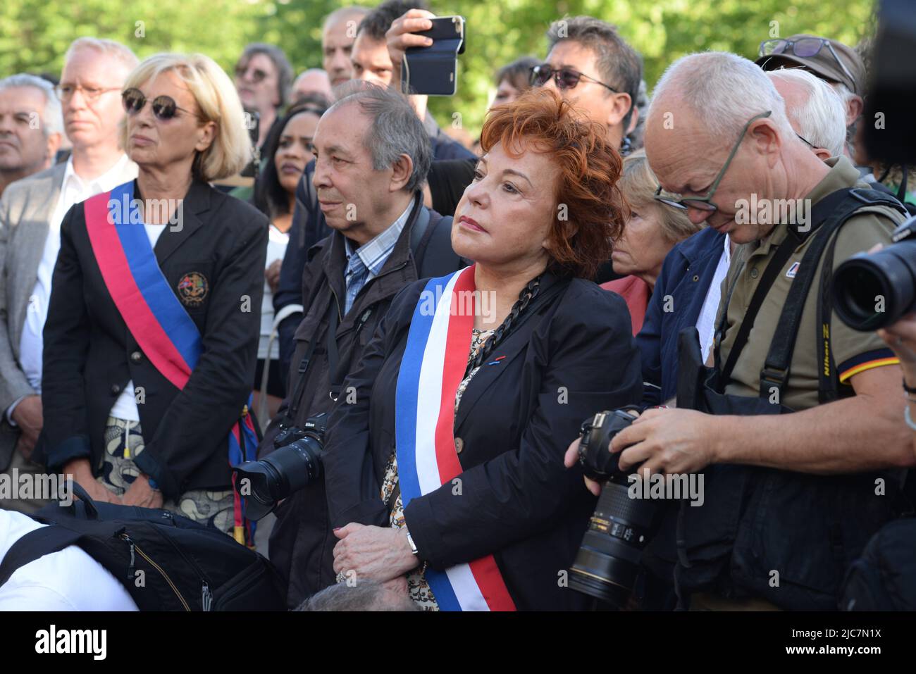 Hommage à Frédéric Leclerc-Imhoff le journaliste de BFMTV tué en Ukraine la sénatrice Esther Benbassa et Geneviève Garrigos sont au premier rang Banque D'Images