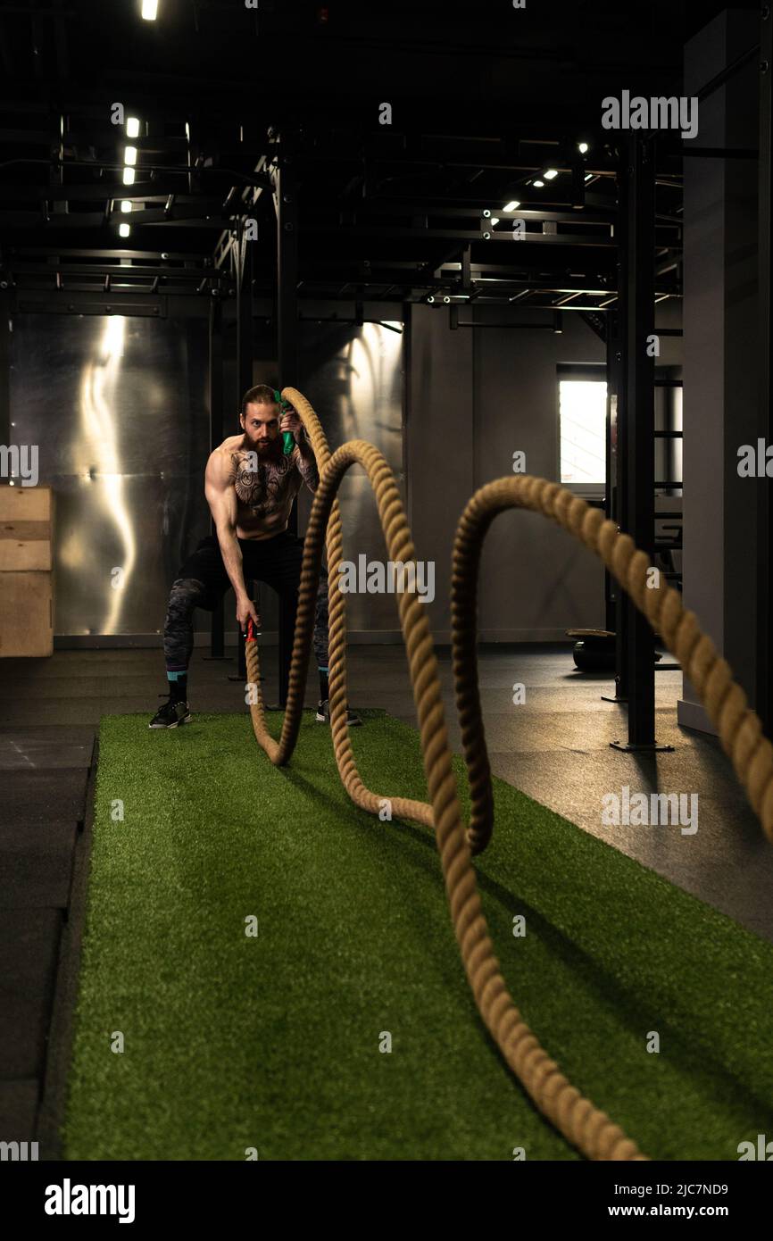 Corde homme fitness gym barbe entraînement combat ajustement sport exercice, concept équipement actif de l'activité physique, énergie caucasienne Banque D'Images