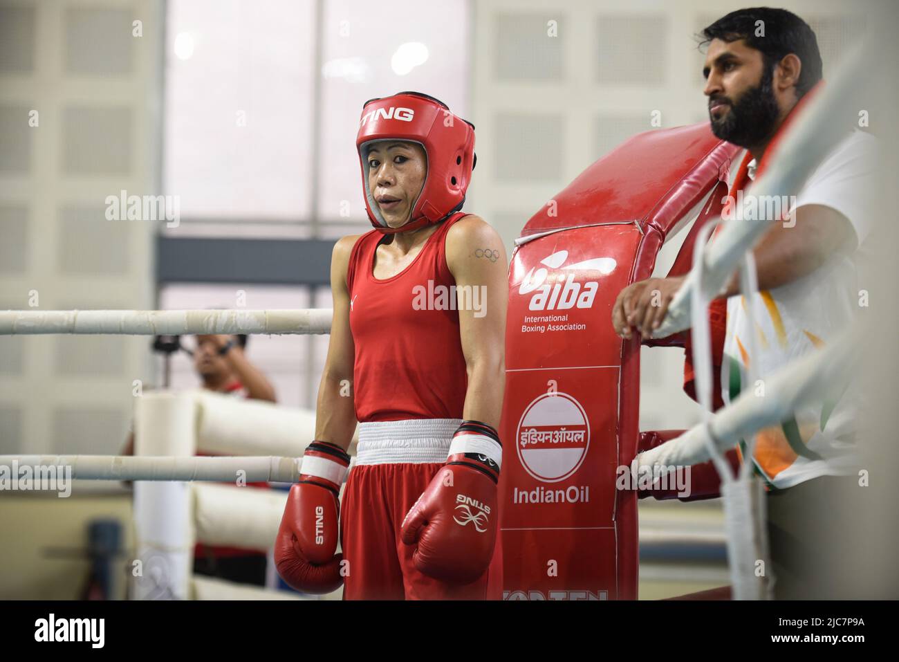 NEW DELHI, INDE - JUIN 10 : le boxeur MC Mary Kom (rouge) se prépare avant son combat avec Nitu (bleu) lors des épreuves de qualification Elite Women CWG Trials 2022, au stade IG de 10 juin 2022 à New Delhi, en Inde. Mary Kom, championne du monde de boxe à six reprises, a été exclue des Jeux du Commonwealth de 2022 après qu'elle s'est blessée au premier tour des demi-finales des procès de 48kg. (Photo de Sanchit Khanna/Hindustan Times/Sipa USA) Banque D'Images