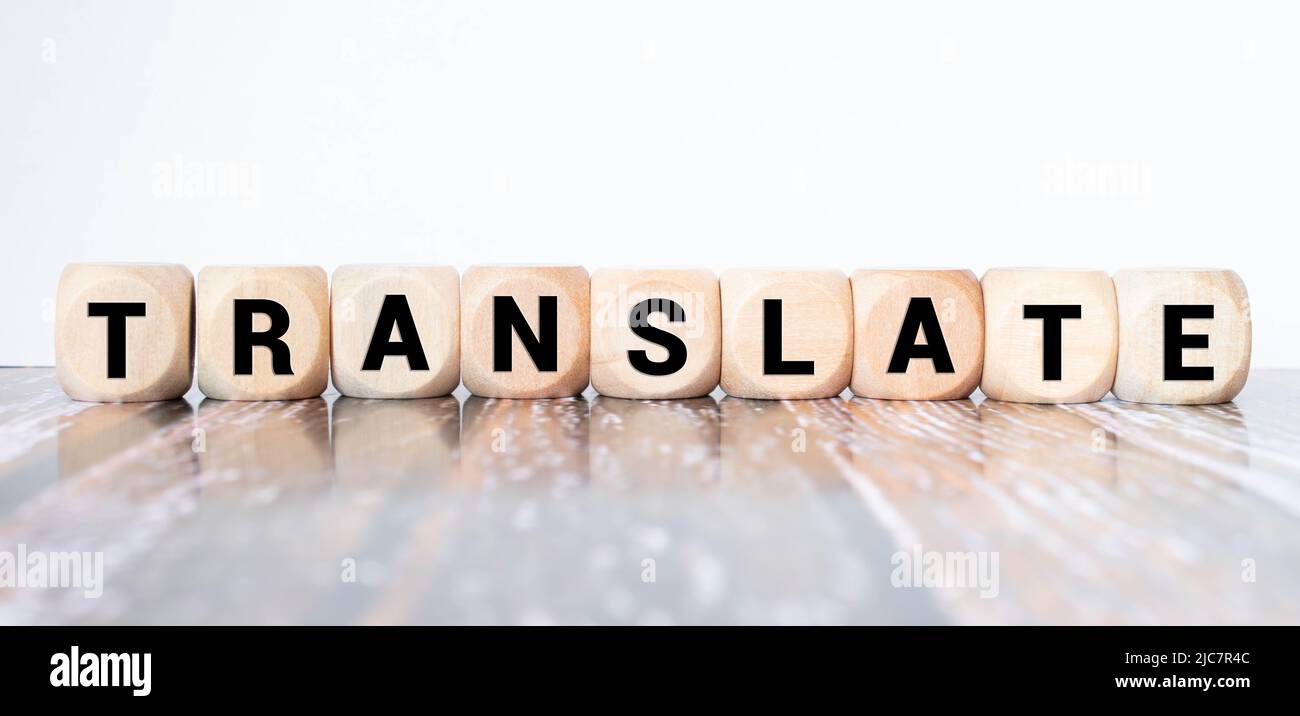 Traduire un message sur un bureau dans un salon lumineux en arrière-plan, Banque D'Images