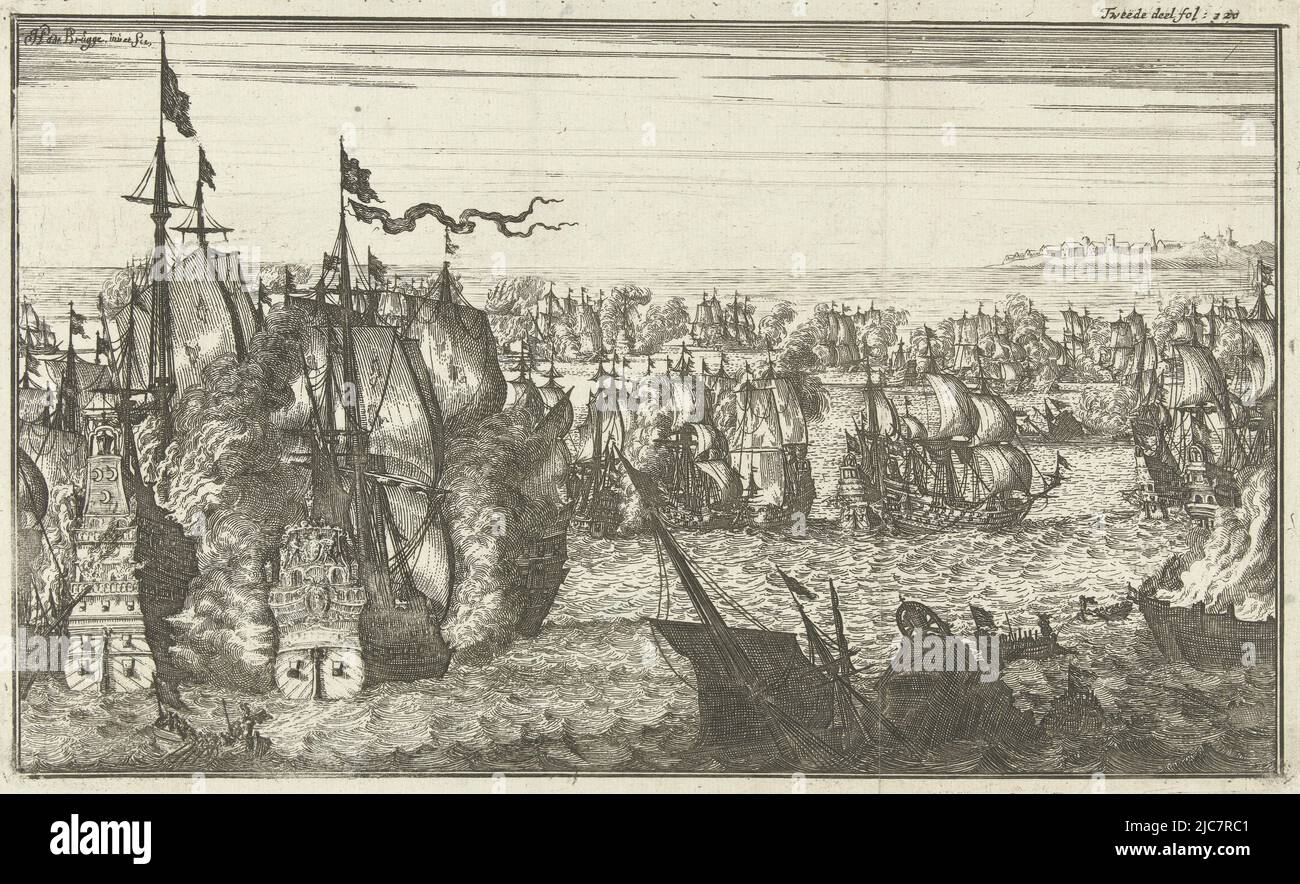 Une bataille navale, à gauche le combat entre un navire hollandais et un plus grand navire d'amiral avec trois lunes sur la poupe, sur les navires en feu et en naufrage à droite. Au loin, un village sur une colline. Marqué en haut à droite: Deuxième partie fol: 120. Sea Battle, imprimeur: Herman Padtbrugge, (mentionné sur l'objet), Herman Padtbrugge, (mentionné sur l'objet), pays-Bas du Nord, 1674 - 1676, papier, gravure, h 172 mm × l 283 mm Banque D'Images