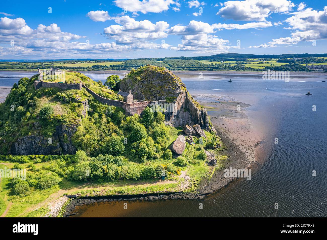 Château de Dumbarton au-dessus de la rivière Clyde et de la rivière Leven d'un drone, Écosse, Royaume-Uni Banque D'Images